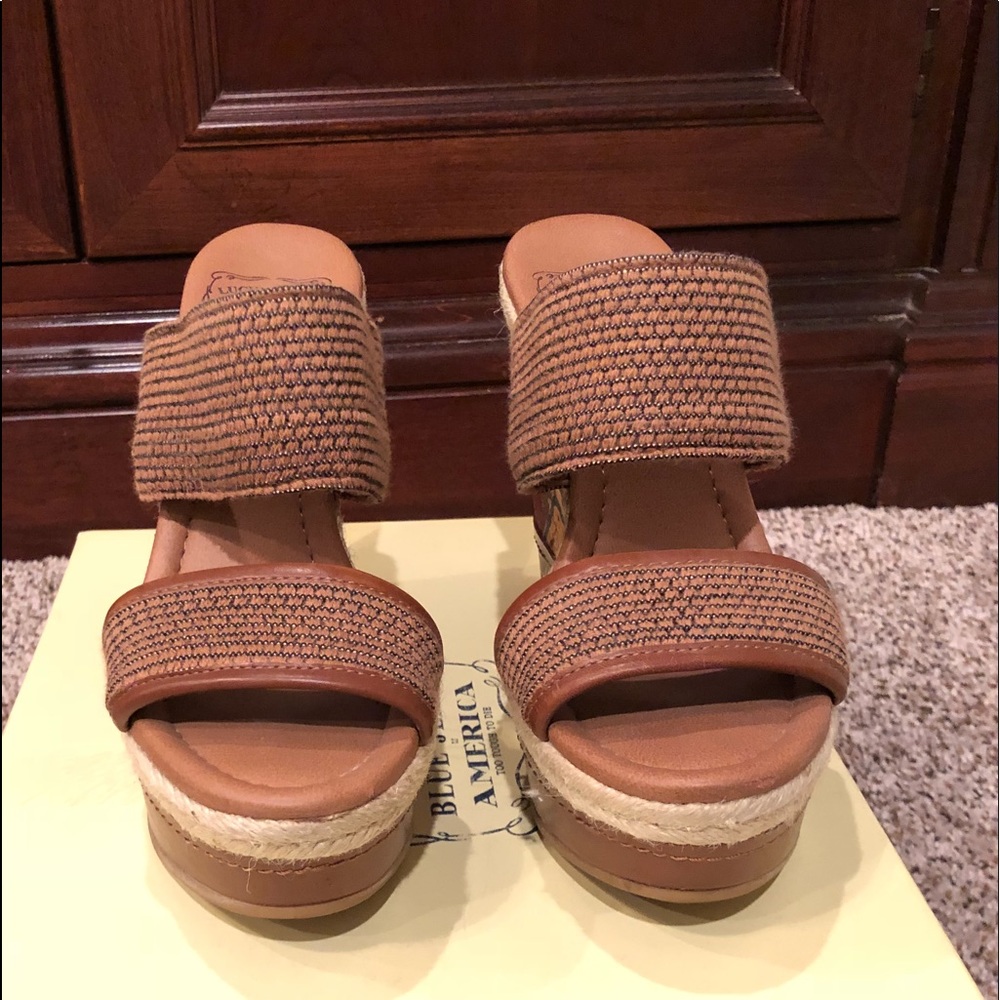 SOLD- Lucky Brand Candy Wedge - Picture 3 of 8